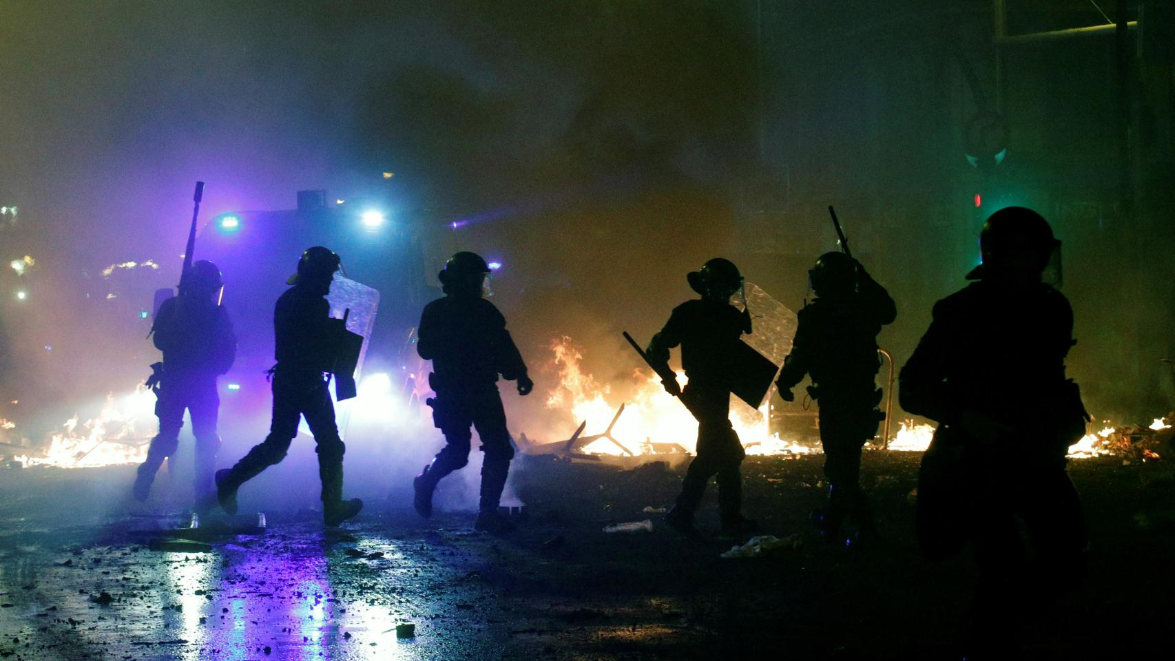 La policía trata de neutralizar la violencia en una noche compleja y muy peligrosa.