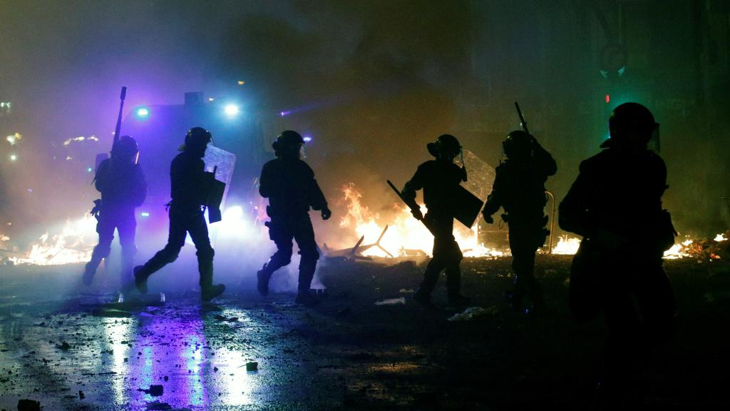 Policías en Barcelona durante las protestas tras la sentencia del procés en octubre de 2019.