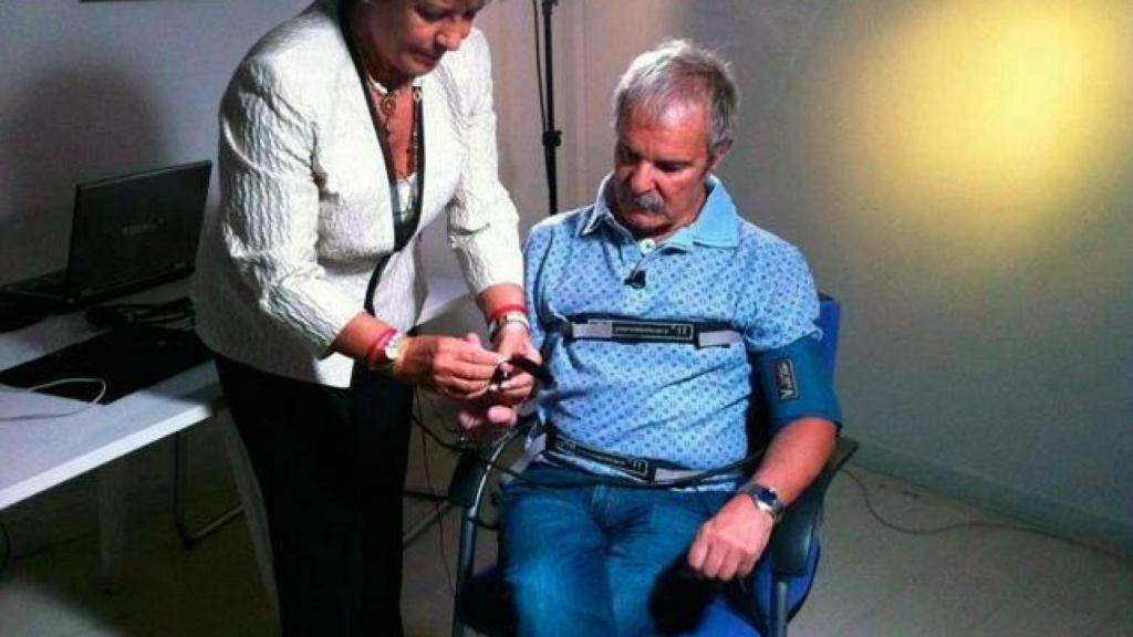 Conchita poniéndole los cables al periodista Jesús Mariñas.