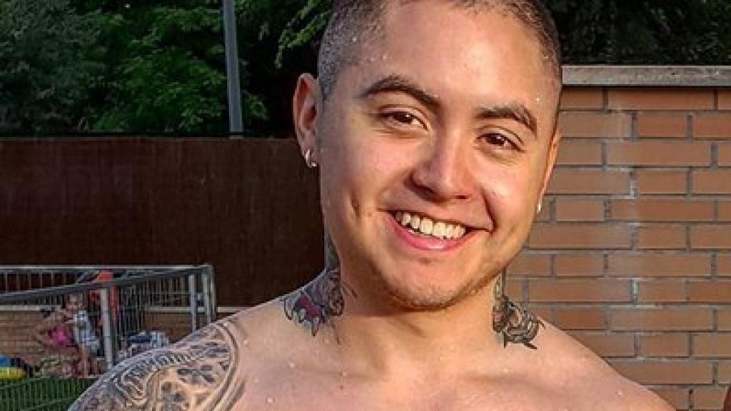 Leo era aficionado al gimnasio y era tatuador.