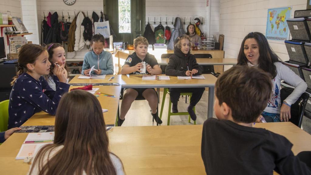Marigú explica a los alumnos de Dos Latidos qué van a hacer durante el día.