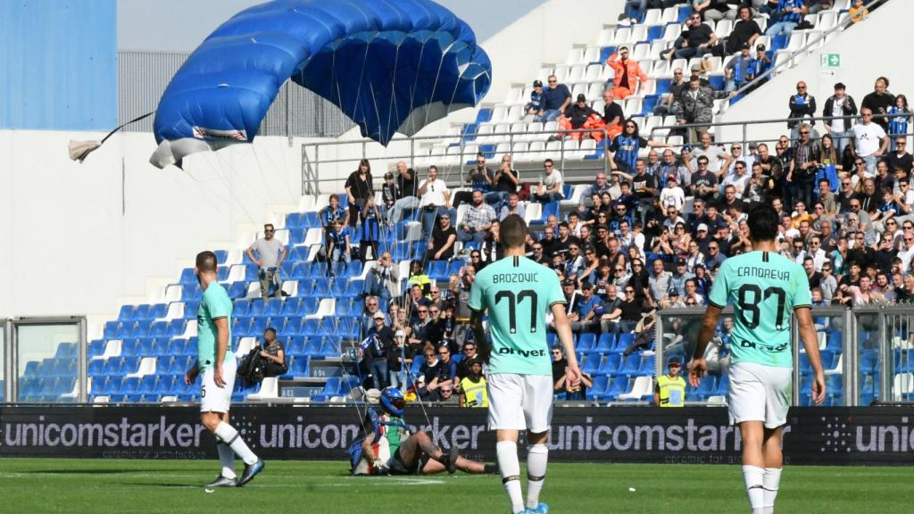 Un paracaidista aterriza en el centro del campo durante el Sassuolo - Inter de Milán