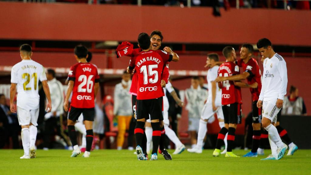 Los jugadores del Mallorca se felicitan por la victoria ante el Real Madrid