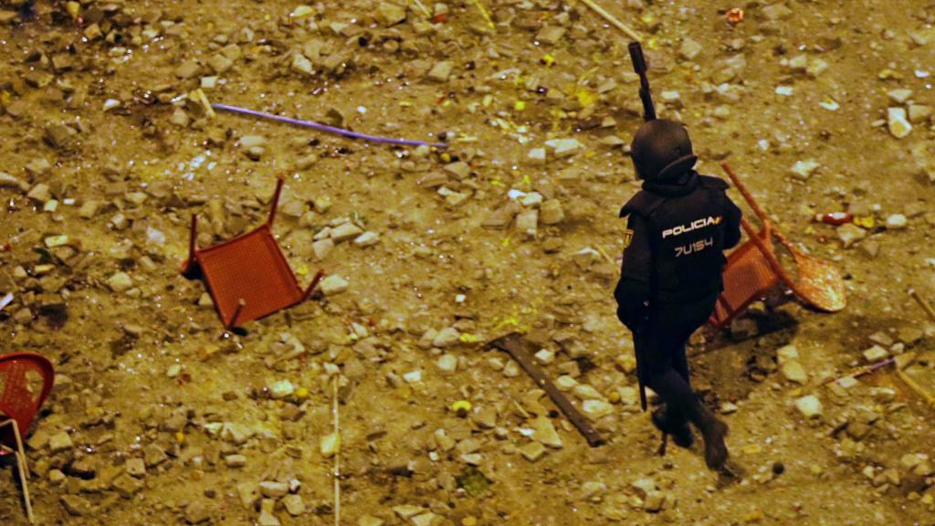 Un policía durante los altercados que tuvieron lugar en Barcelona en la noche del viernes.