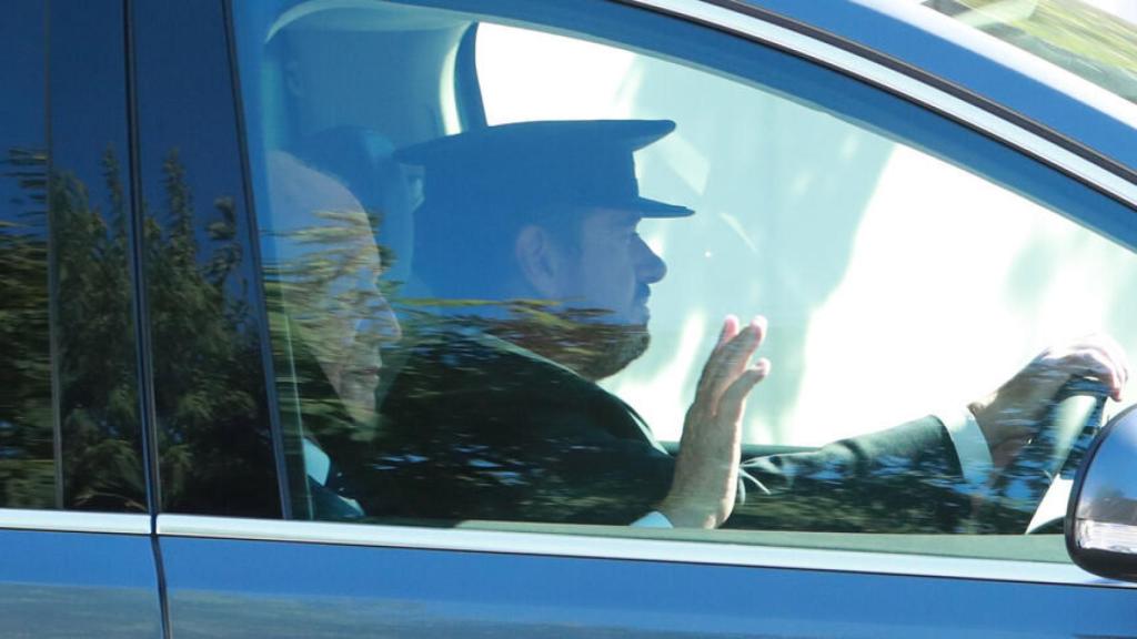 El rey Juan Carlos saludando a los medios de comunicación a su llegada a la boda.