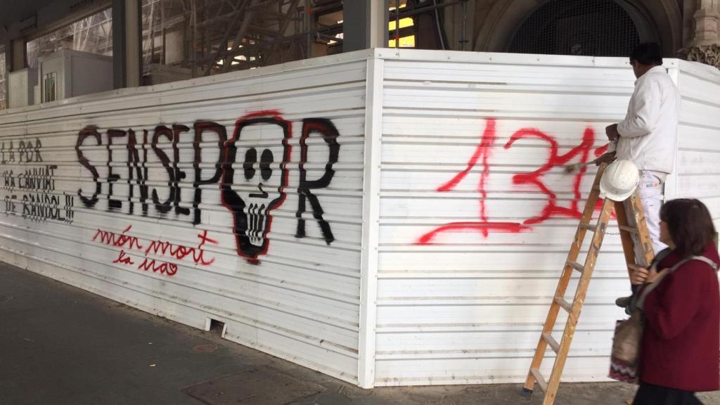 Trabajadores limpiando los estragos del sábado, estampa del lunes en Barcelona