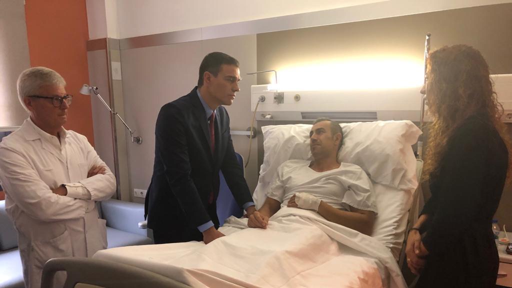 Sánchez visita a un policía herido durante las revueltas en Barcelona tras la sentencia del procés