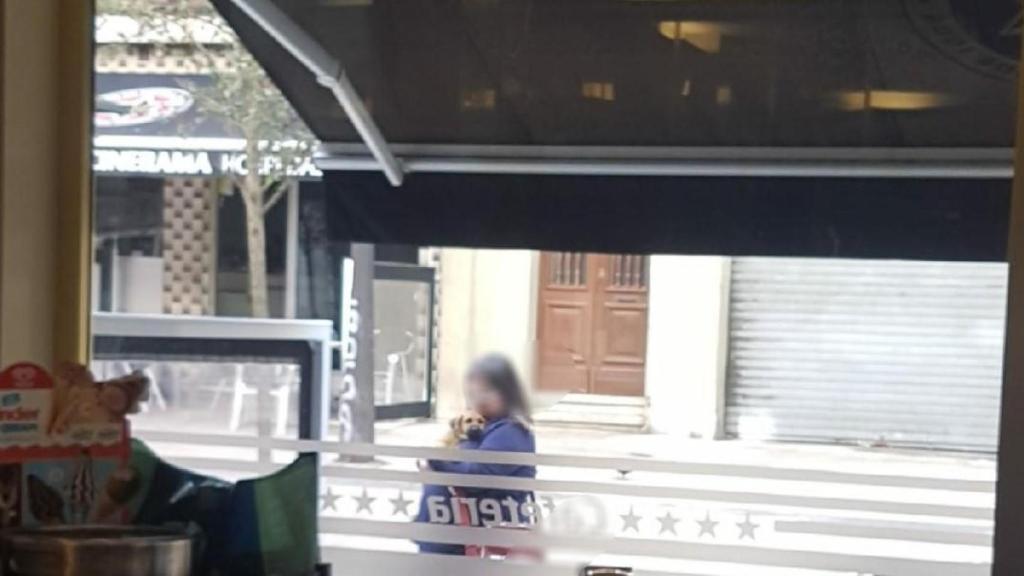 Imagen de la mujer con su nueva mascota.