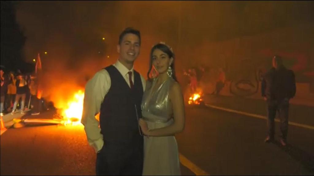 Los novios posando frente a los CDR que habían provocado la barricada.