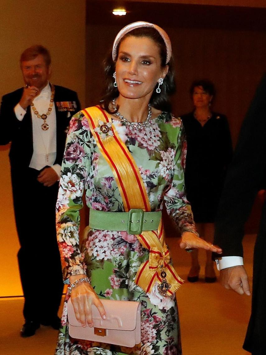 Letizia, en la proclamación de Naruhito con un estilismo digno de la realeza oriental.