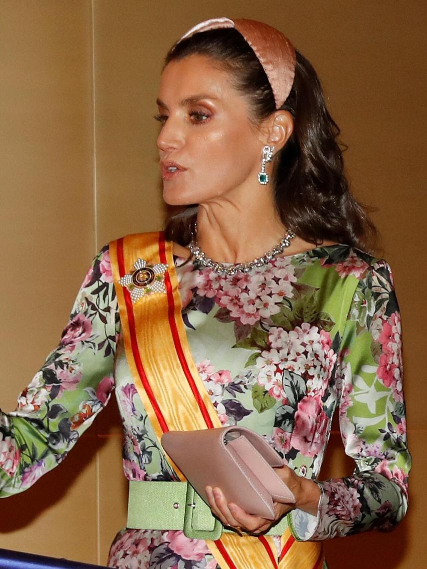 La reina no ha dejado ningún detalle sin cuidar, todo el 'look' en seda oriental.