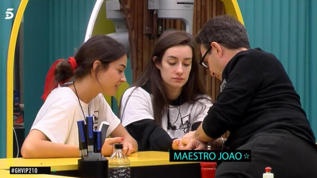 Maestro Joao junto a Adara y Estela en 'GH VIP'.