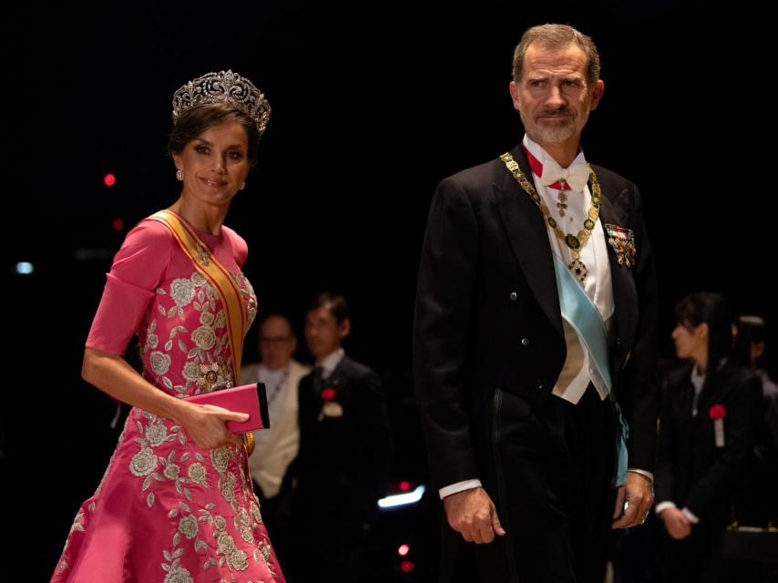 Letizia con la tiara de la flor de lis.