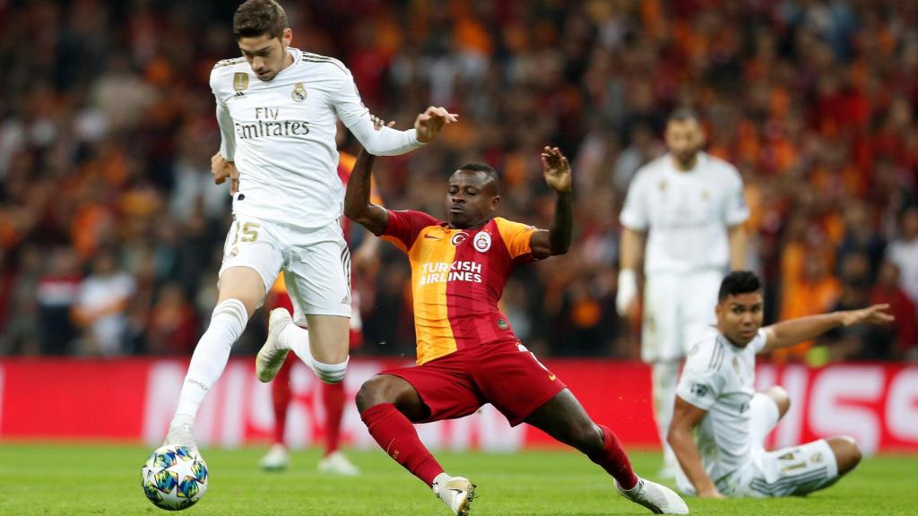 Jean Michael Seri intenta robar el balón a Fede Valverde