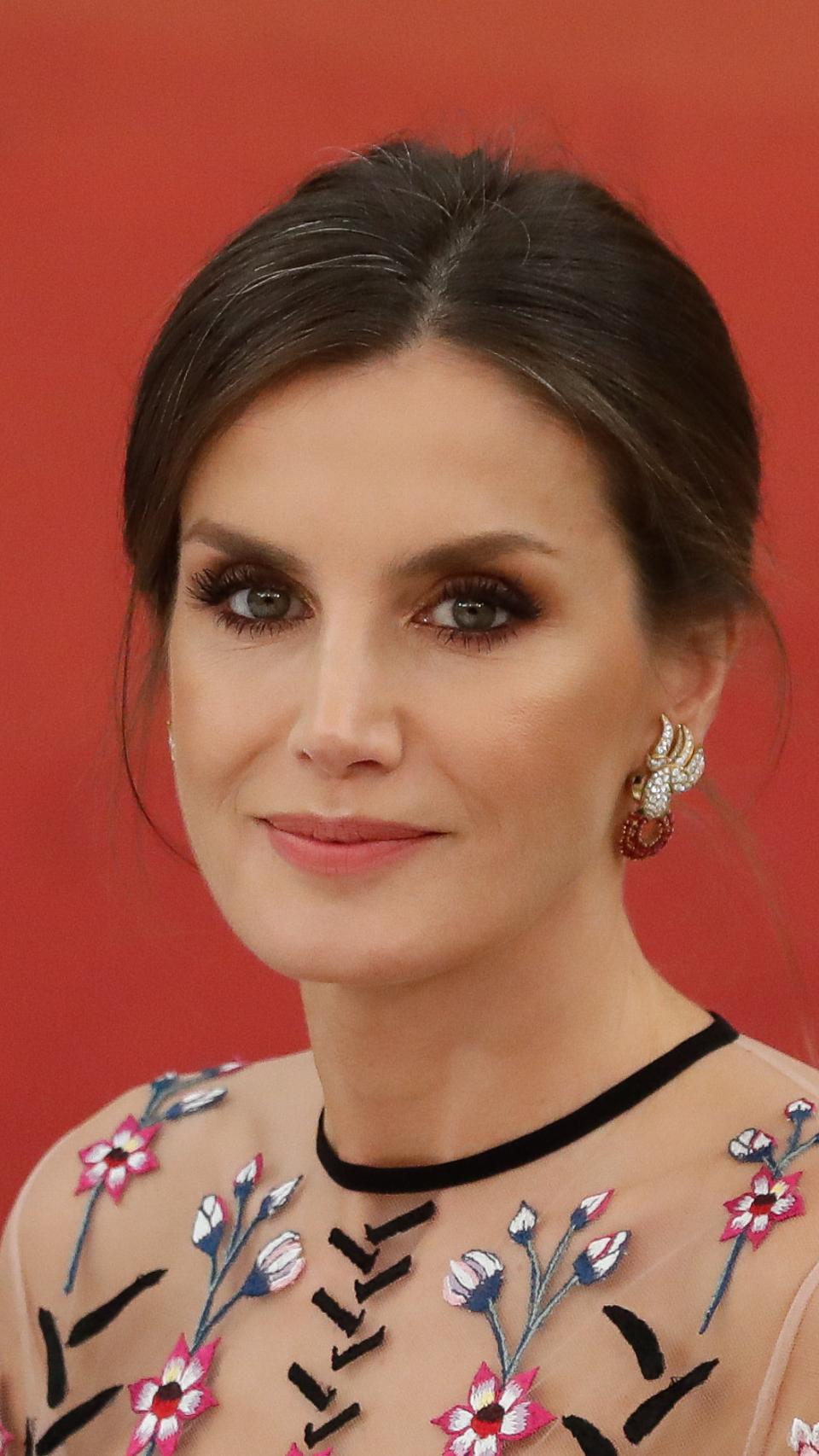Primer plano de Letizia con pendientes de diamantes y rubíes.