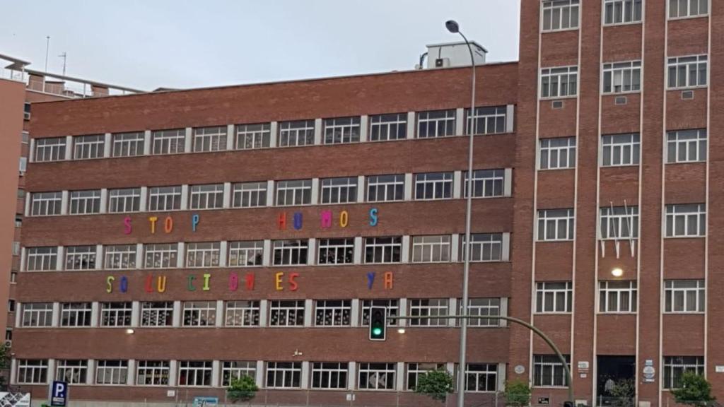 El colegio San Viator protesta por la alta contaminación de Plaza Elíptica.