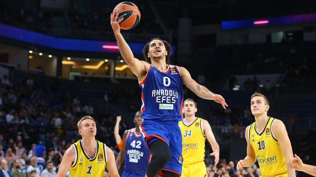 Shane Larkin, del Anadolu Efes, durante un partido de Euroliga