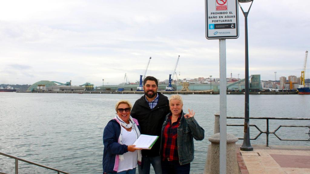 El concejal Xiao Varela junto con vecinas