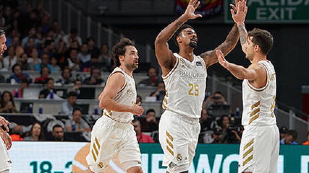 Los jugadores celebran una canasta