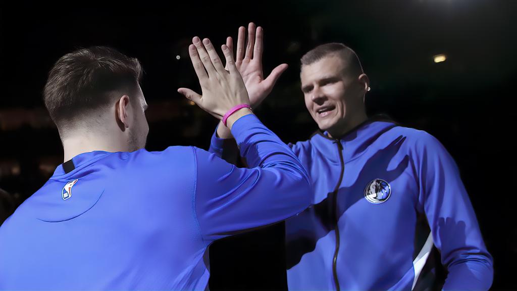 Luka Doncic y Kristaps Porzingis, con los Dallas Mavericks
