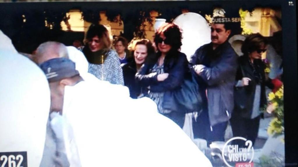 La familia Biondo en la exhumación del cadáver de Mario.