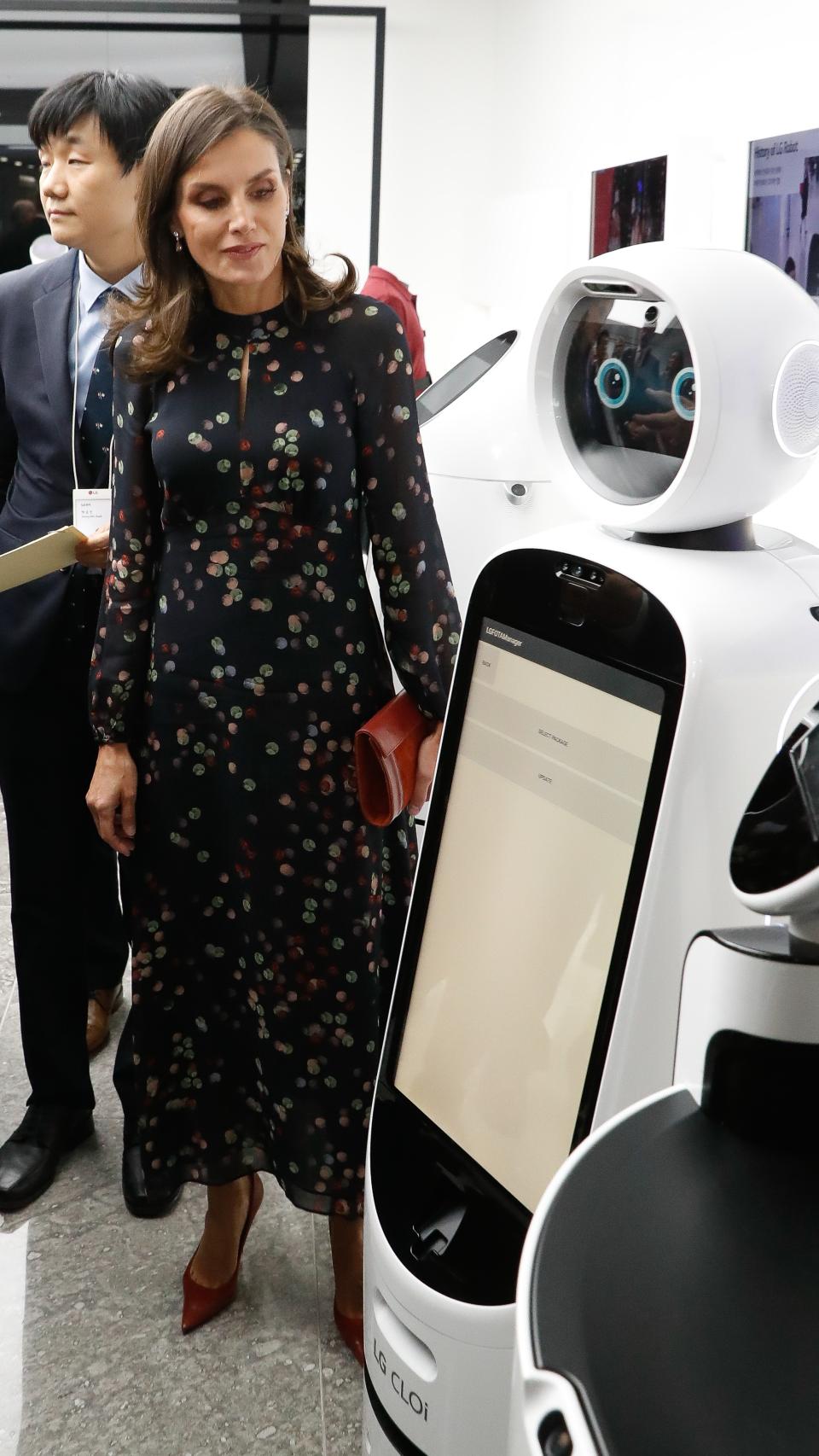 La reina Letizia con vestido de Massimo Dutti.