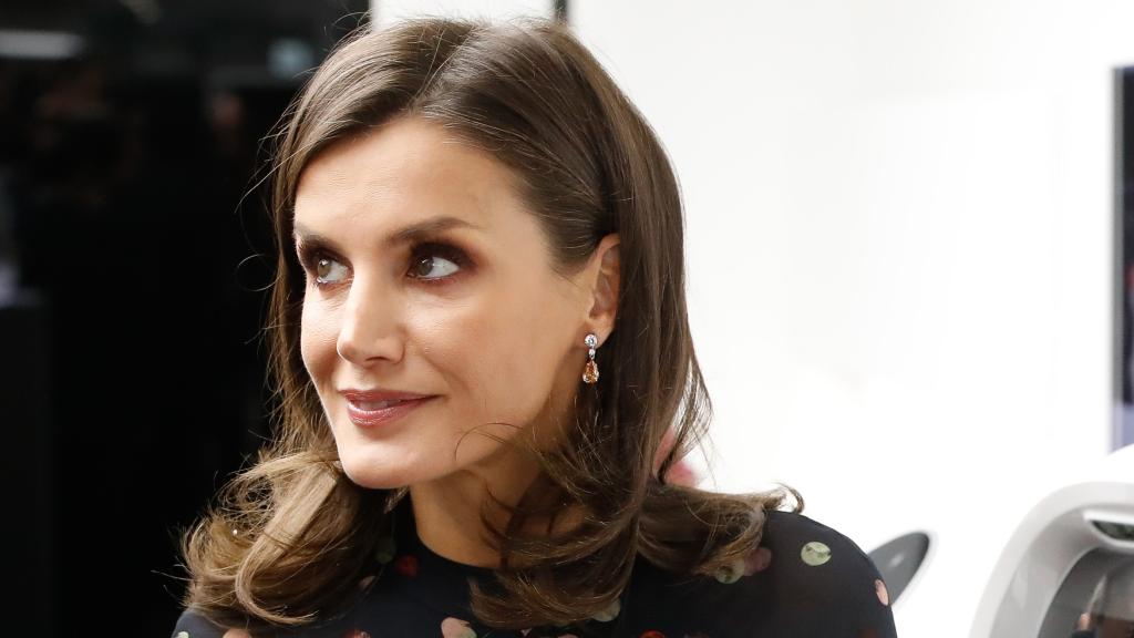 Primer plano de la reina Letizia con pendientes de ámbar.