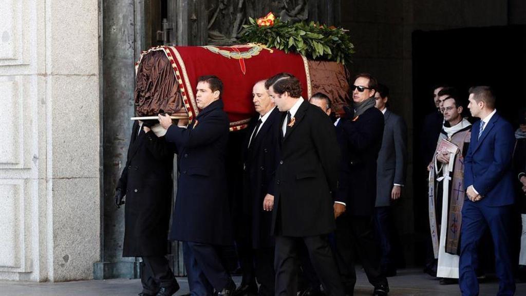 Los nietos y bisnietos del dictador sacan sus restos del Valle de los Caídos.