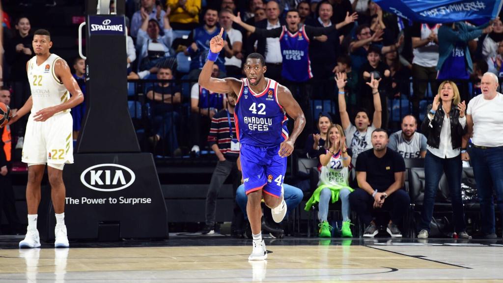 Dunston, durante el partido entre Anadolu Efes y Real Madrid