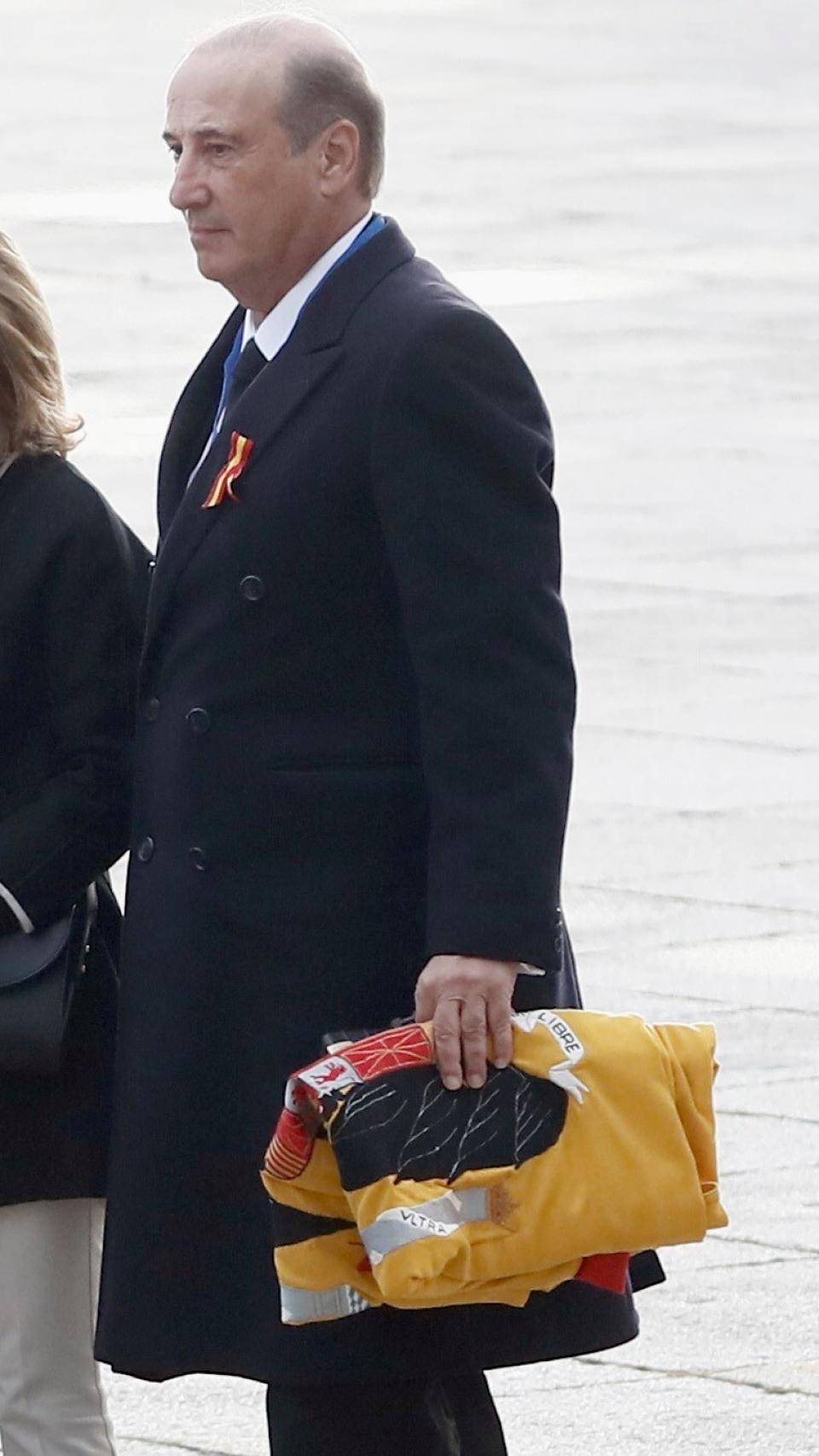 Francis Franco con la bandera preconstitucional.
