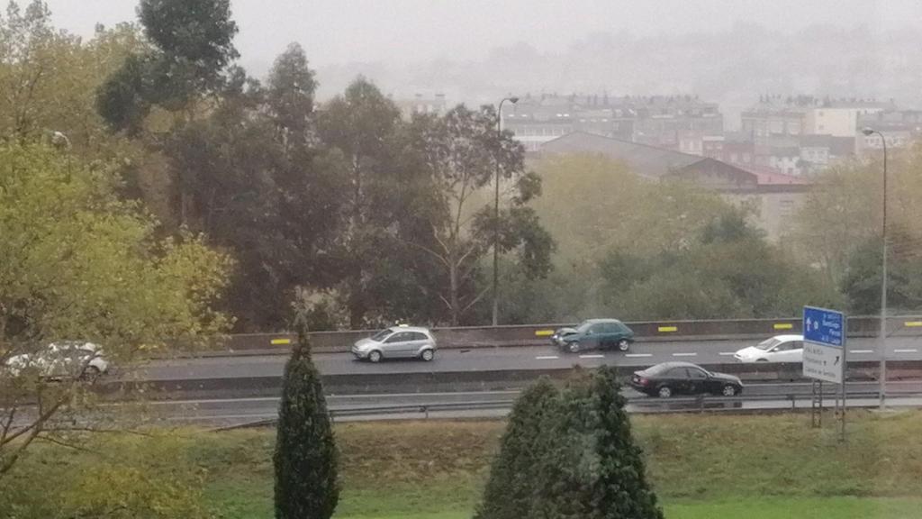 Dos heridos por un coche que circulaba en sentido contrario por la AP-9 en A Coruña