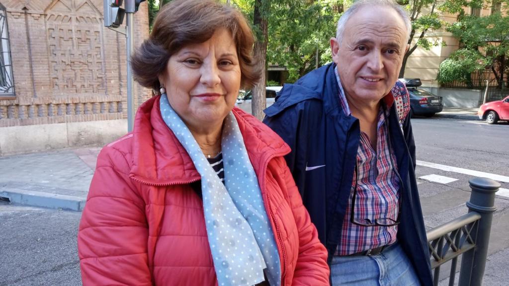 Tenta y su marido han ido a recoger a sus nietos. Van al colegio a pie.