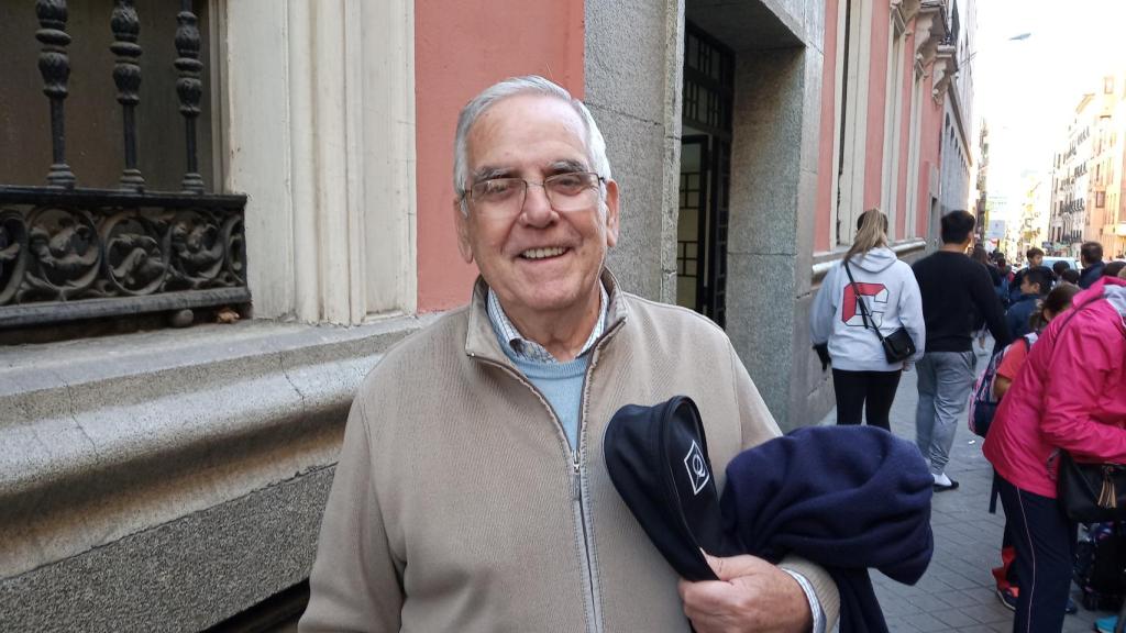 Miguel lleva a su nieta en transporte público.