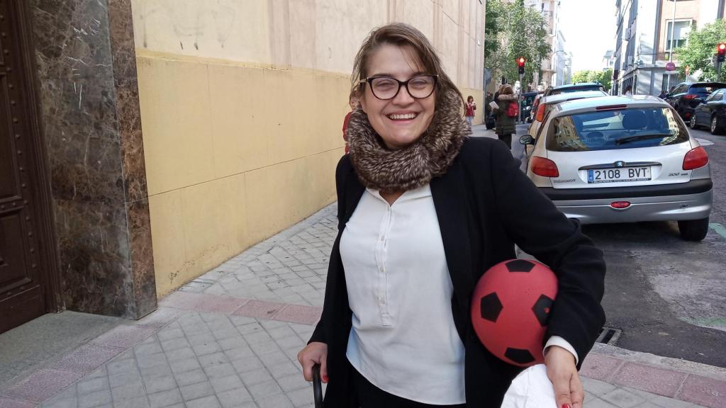 Patricia lleva a su hija en coche al colegio.