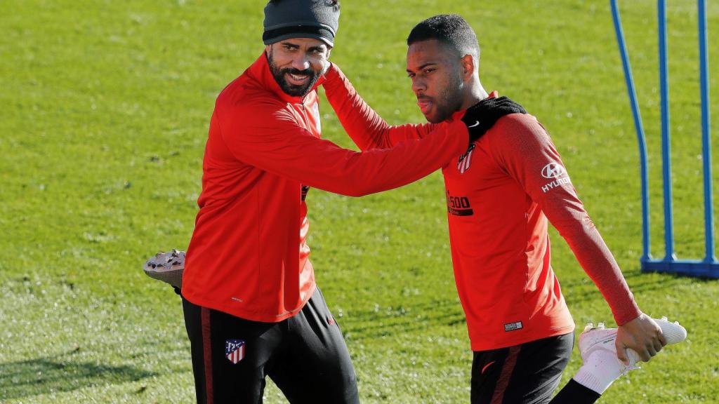 Diego Costa y Renan Lodi durante el entrenamiento