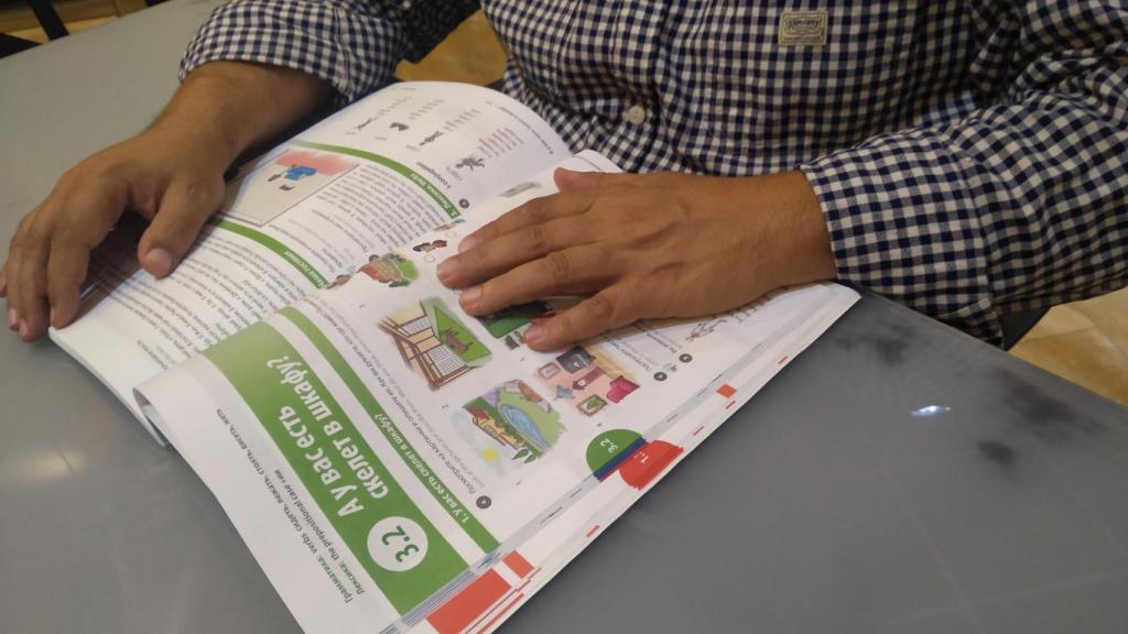 Carlos está diagnosticado de un trastorno esquizodide de la personalidad, mata el tiempo estudiando ruso y tiene que recurrir al sexo con prostitutas porque no encuentra pareja.