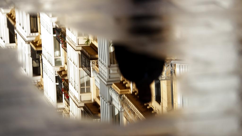 Un hombre camina por el centro de San Sebastián donde las lluvias han dejado paso a cielos despejados.