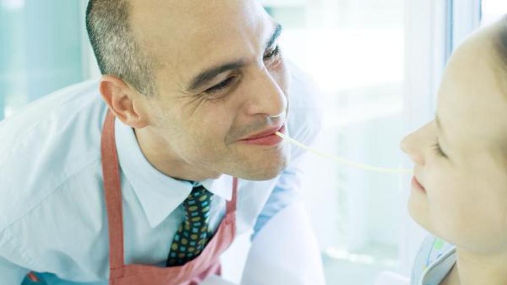 Hay alimentos que ayudan frente a la caída del cabello.