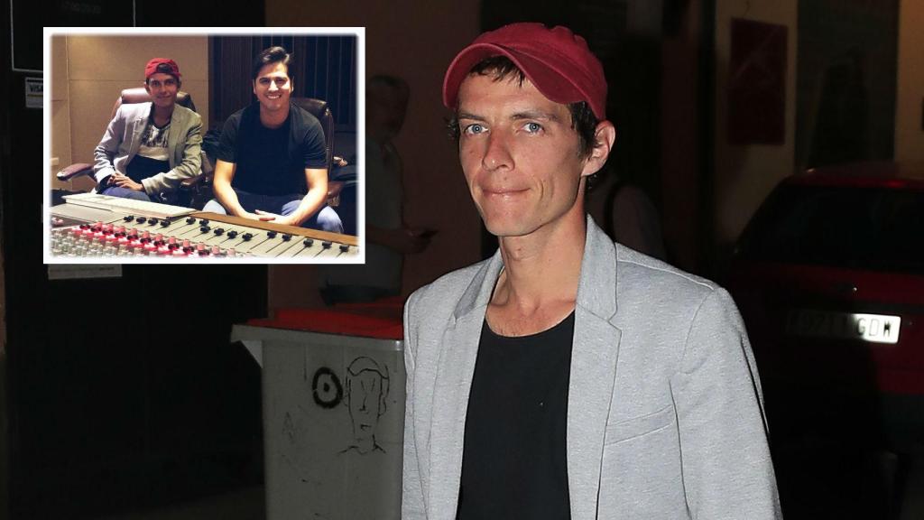 'Camilín', hijo de Camilo Sesto, junto a una imagen de su red social en un estudio de grabación.