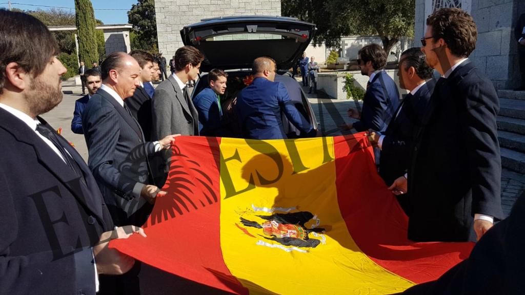 Los descendientes de Franco, con la bandera preconstitucional en el cementerio de Mingorrubio.