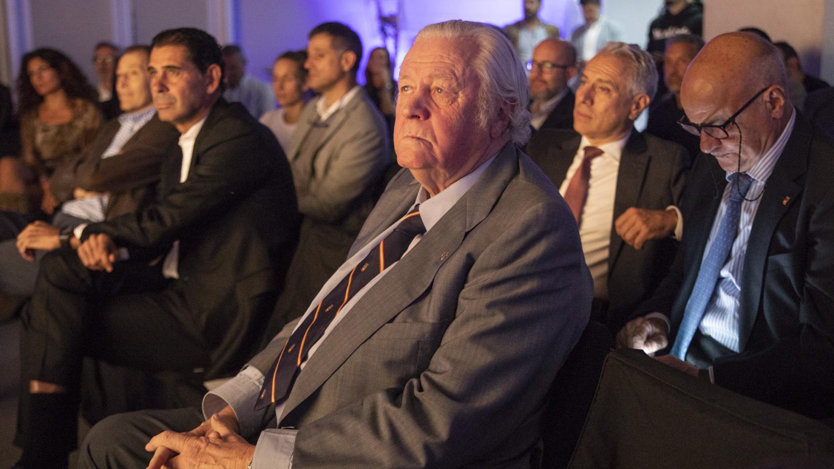 Fernando Hierro y la leyenda del baloncesto español, Emiliano Rodríguez, presidente de honor del Real  Madrid de baloncesto