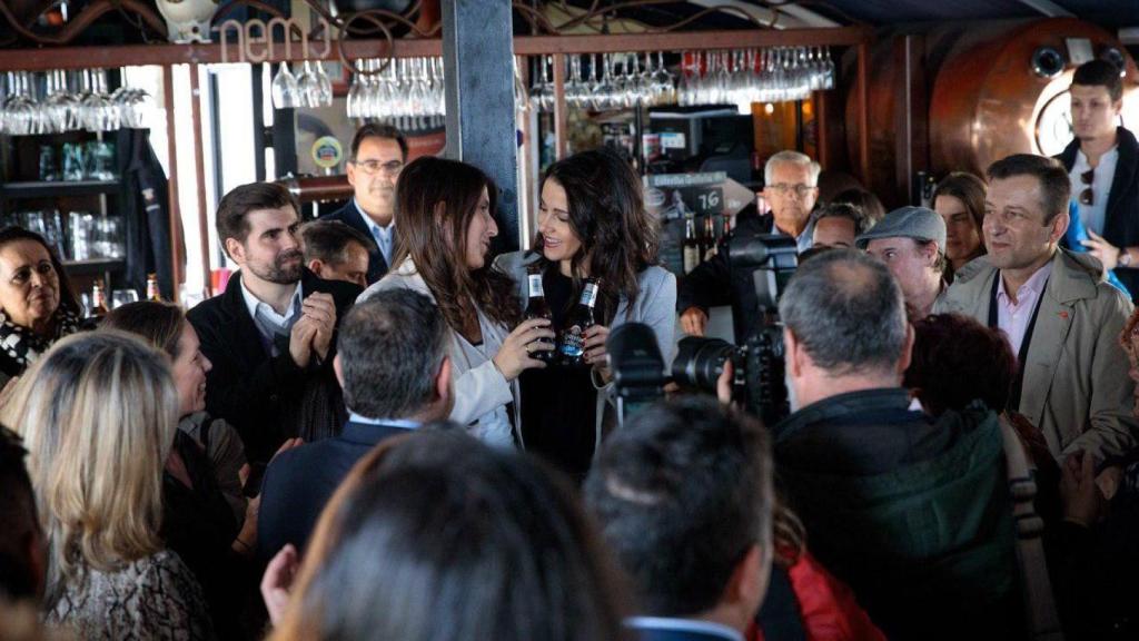 Inés Arrimadas busca adeptos en A Coruña tomando unas cañas