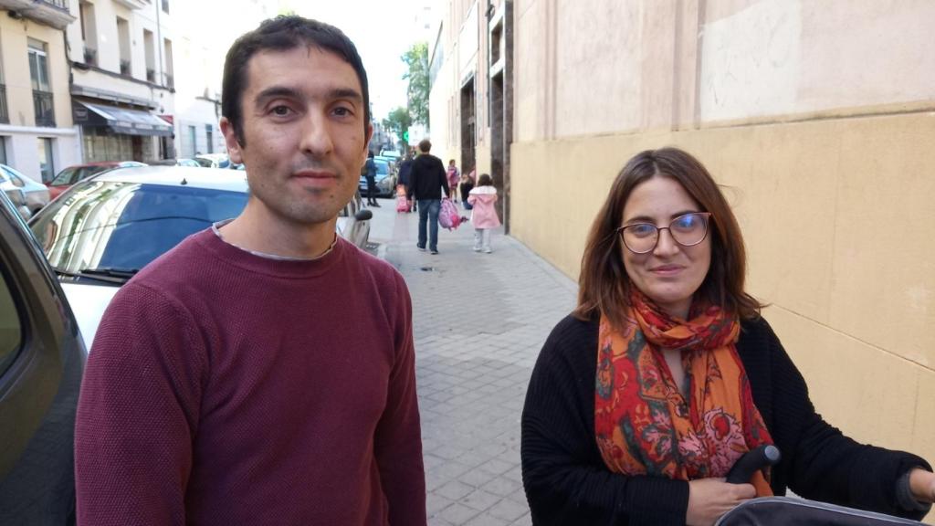 Gregorio lleva a sus hijos en coche al colegio y Esther andando. Ella cambiaría su ruta para que sus hijos no sufran los efectos de la contaminación.