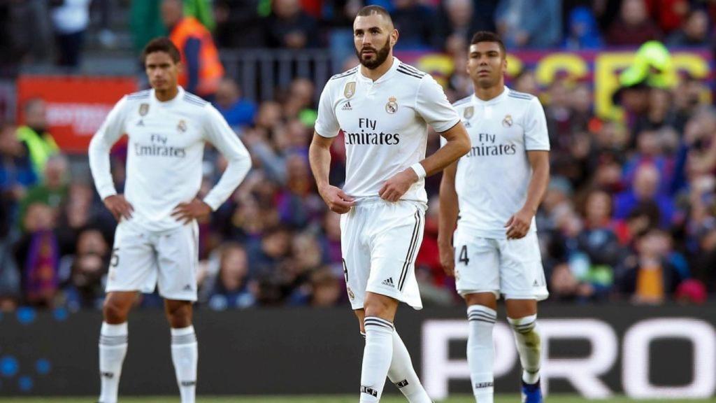 Benzema, Varane y Casemiro se lamentan tras un gol del Barça