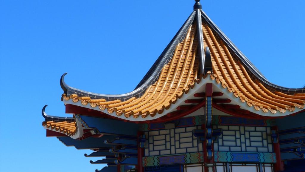 Detalle de uno de los edificios de Waitan Port (el área oriental del parque) en Port Aventura.