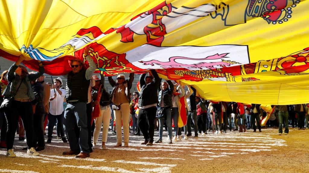 Vista de la macrobandera de España que unos 200 voluntarios trasladaron al acto de Vox este sábado.