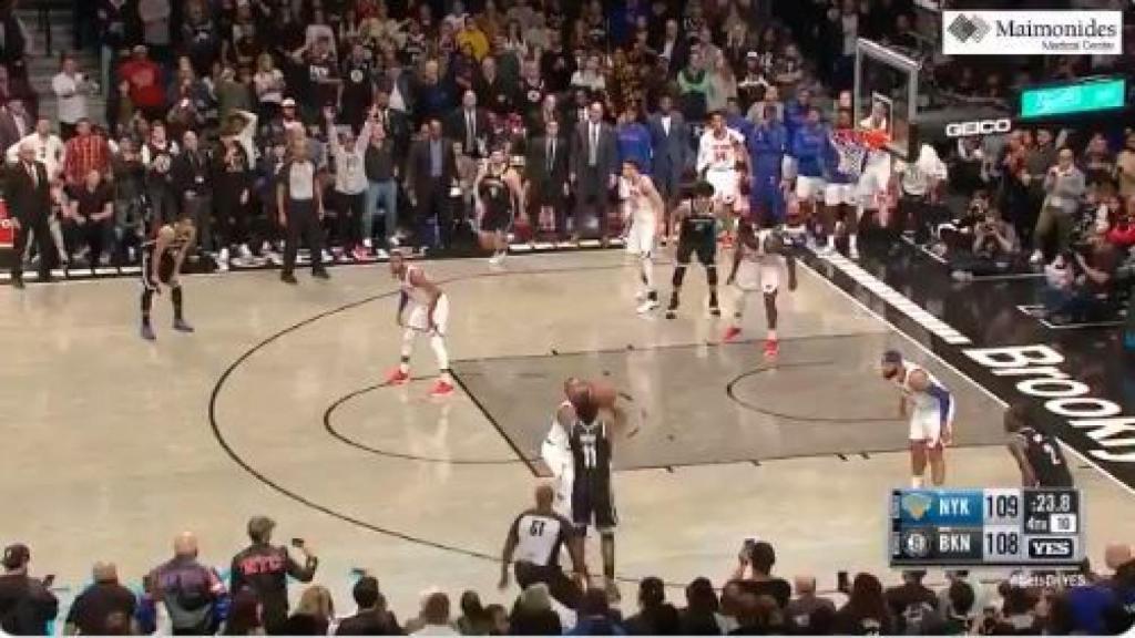 Kyrie Irving con el triple