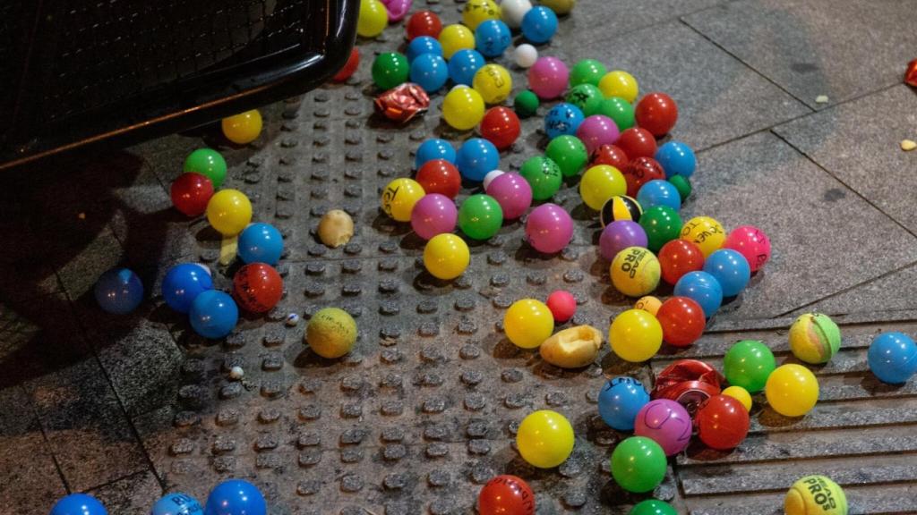 Pelotas de juguete lanzadas contra la Jefatura de Policía de Barcelona.