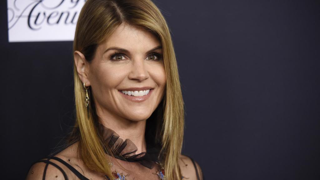 La actriz Lori Loughlin también está acusada de participar en una red de sobornos.