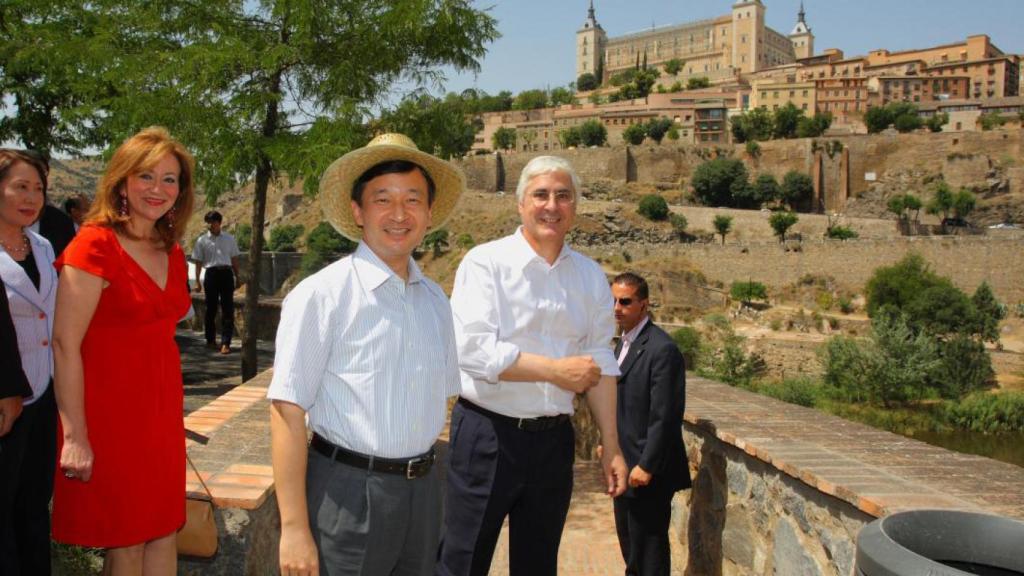 Naruhito no dudó en colocarse el sombrero de paja para protegerse de intenso sol que azotaba Toledo en pleno julio.